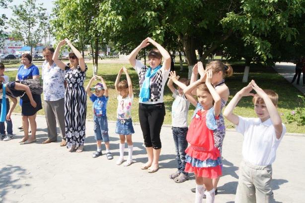 Социальная акция &laquo;Рисунок мелом на тему &laquo;Вместе дружная семья&raquo; 